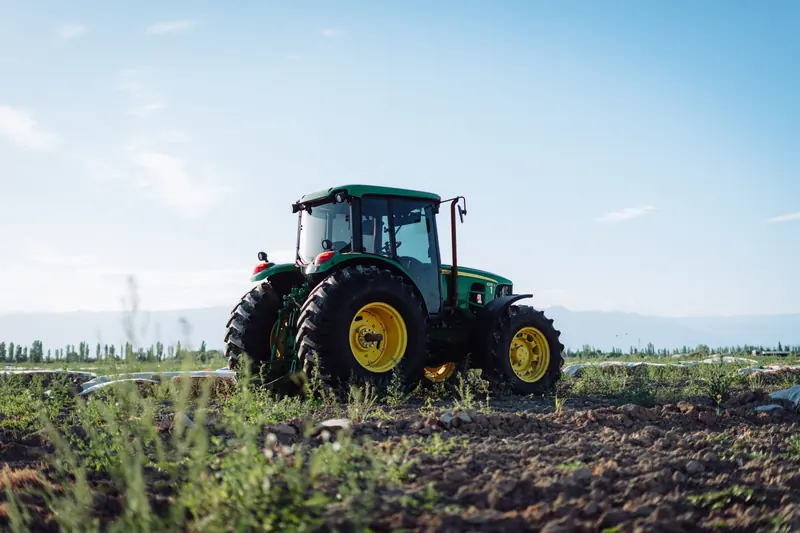 Trator agrícola na lavoura